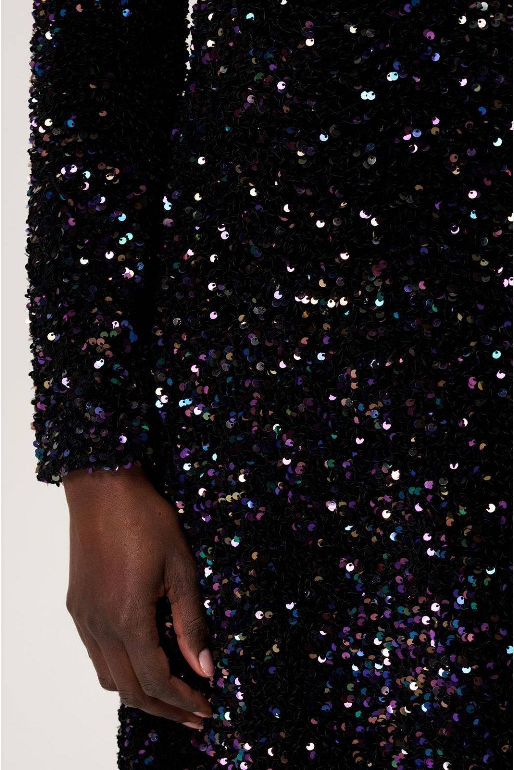 Nahaufnahme der glitzernden Pailletten, weicher Stofffall, weich innen - Pailletten sind schwarz, dunkel lila, dunkel grün