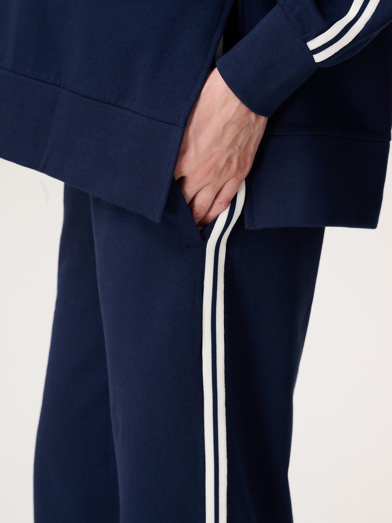 Loungehose mit seitlichen Streifen