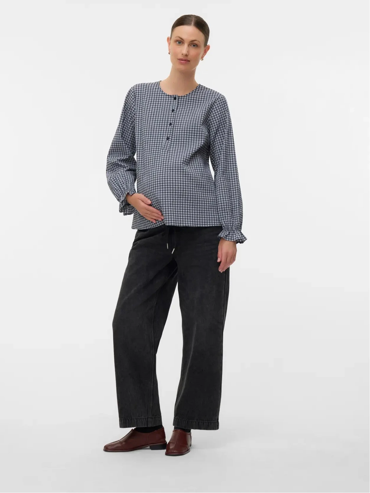 Mamalicious Umstandsjeans. Schwangere Frau mit weiter Jeans. Kaufe oder miete bei Mutterkleid 