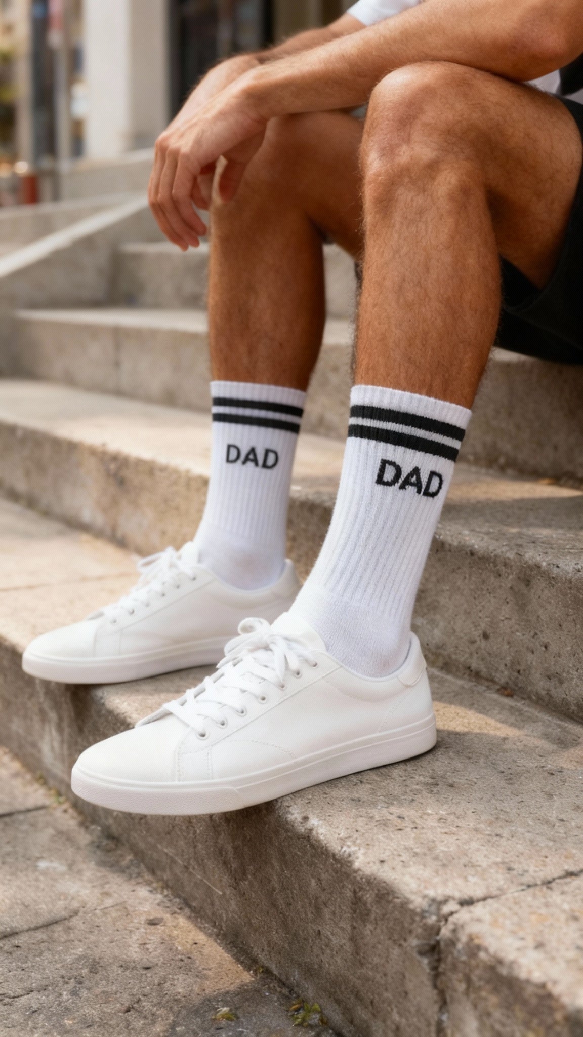 Mann mit DAD Statement Socken weiß - mit Shorts schwarz und T-Shirt weiß