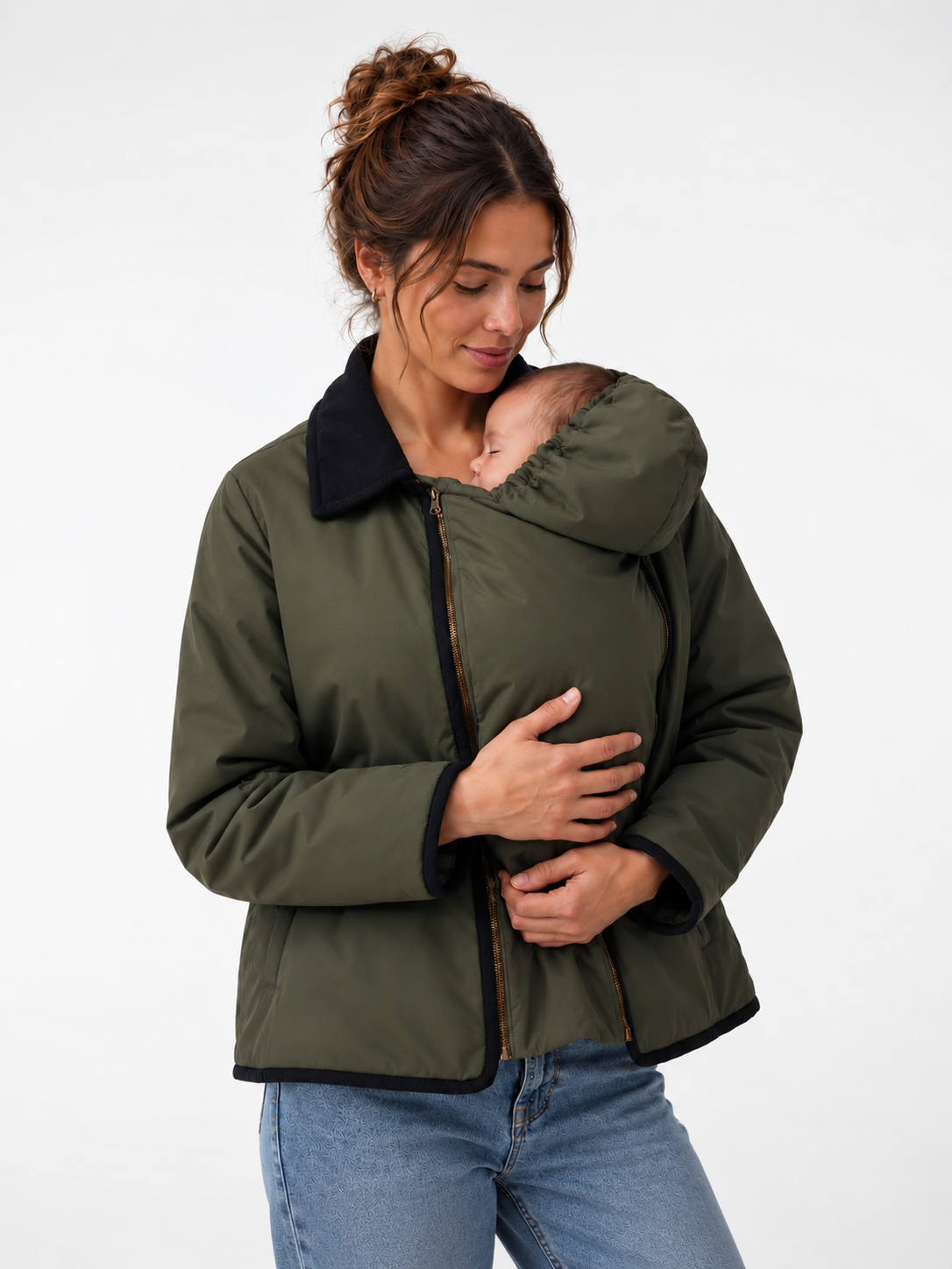 Frau in grüner 2-in-1 Umstandsjacke mit Baby-Tragefunktion. Herbstmode bei Mutterkleid.