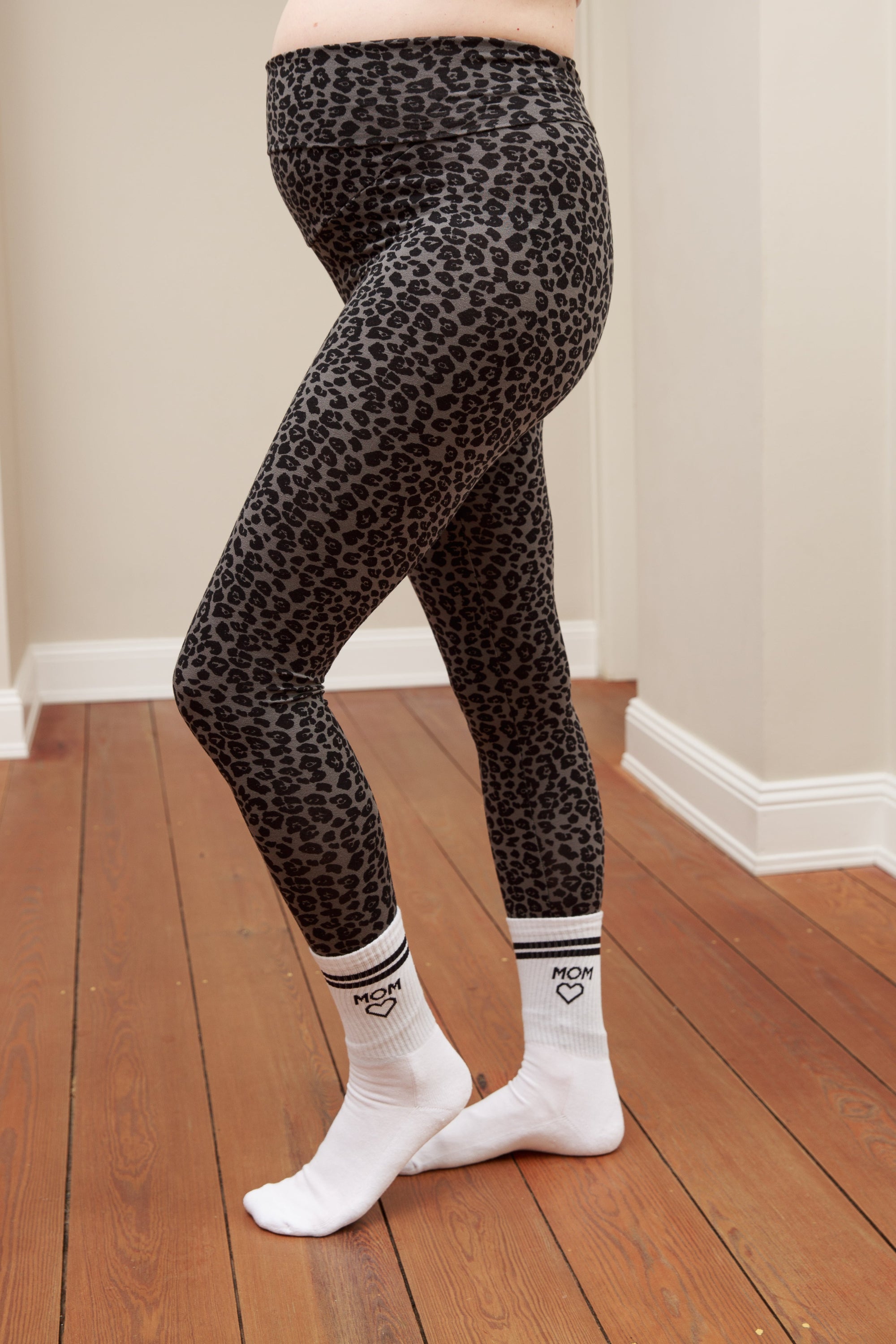 Model mit Babybauch mit Leo Leggings in grau und schwarz