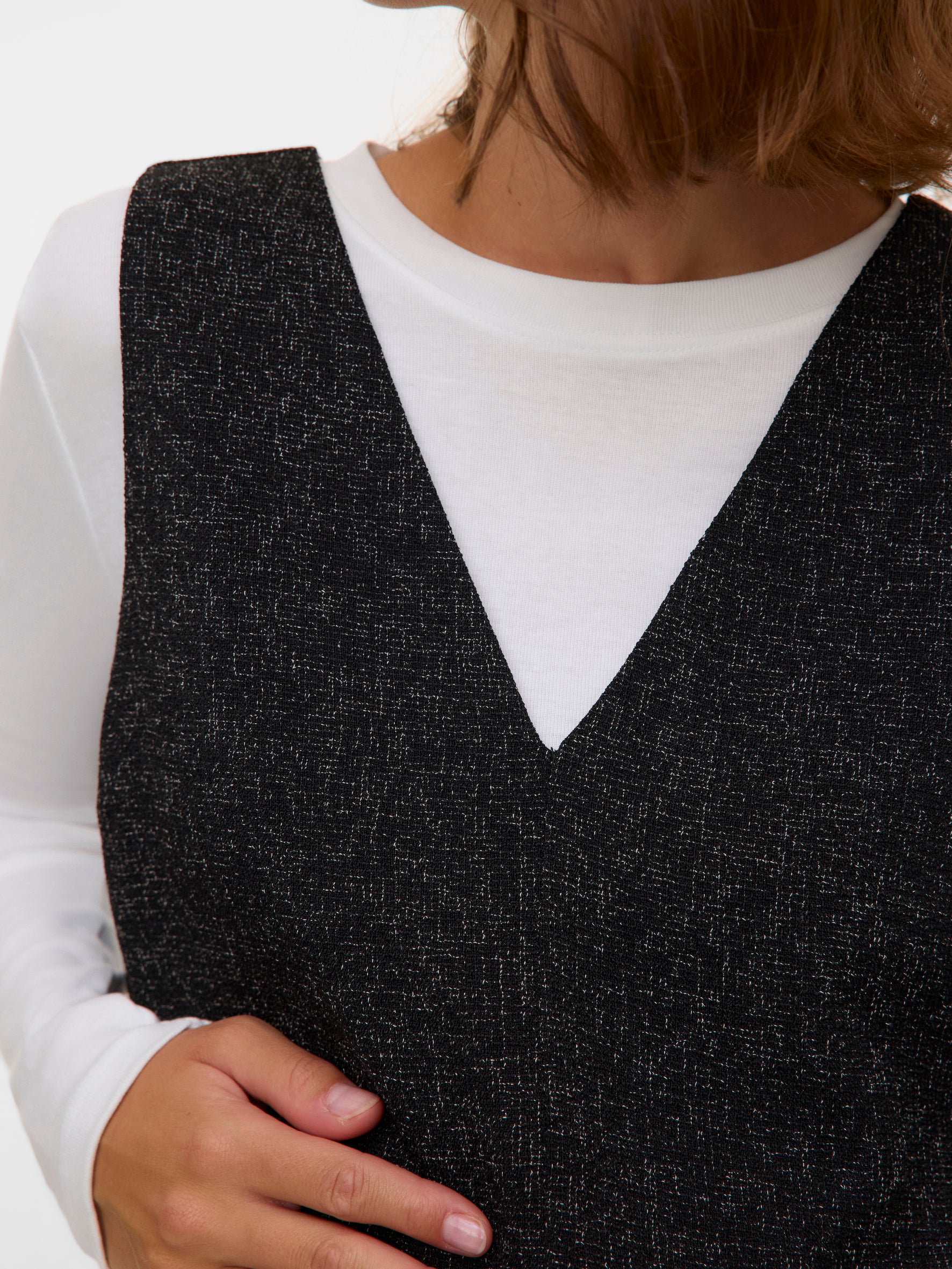 Detailaufnahme - V-Ausschnitt vorne am Jacquard Umstandskleid von Mamalicious - schwarzer Stoff glitzernd