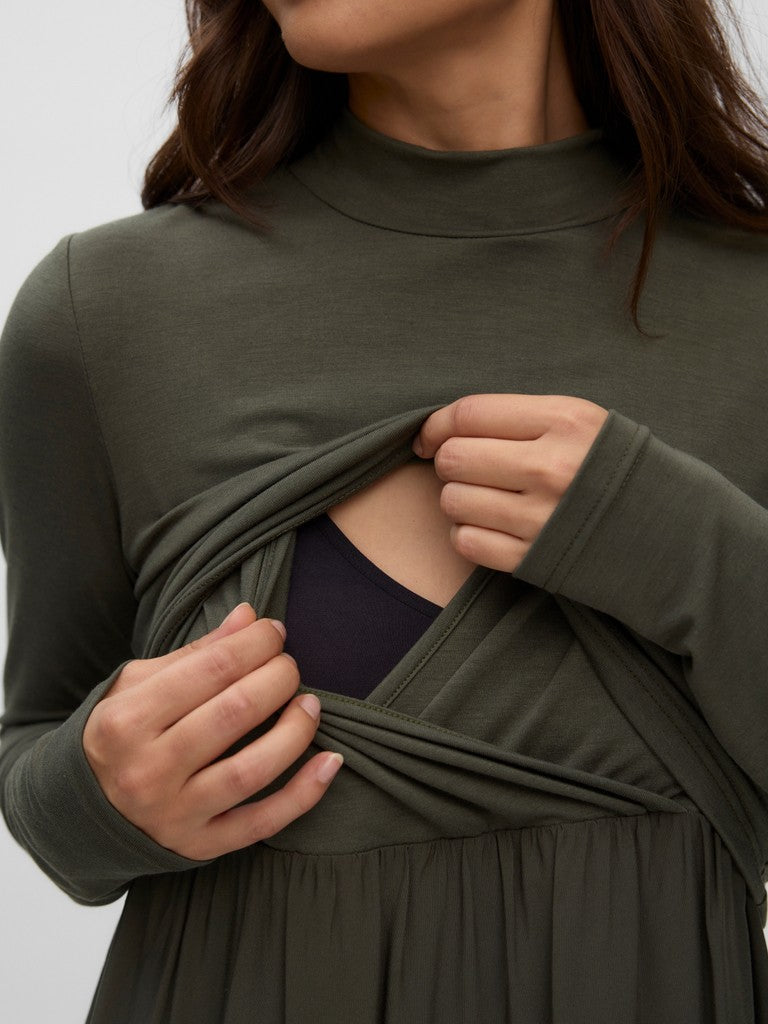 Layer Stillfunktion des olivgrünen Umstands- und Stillkleids mit verdeckter Öffnung.