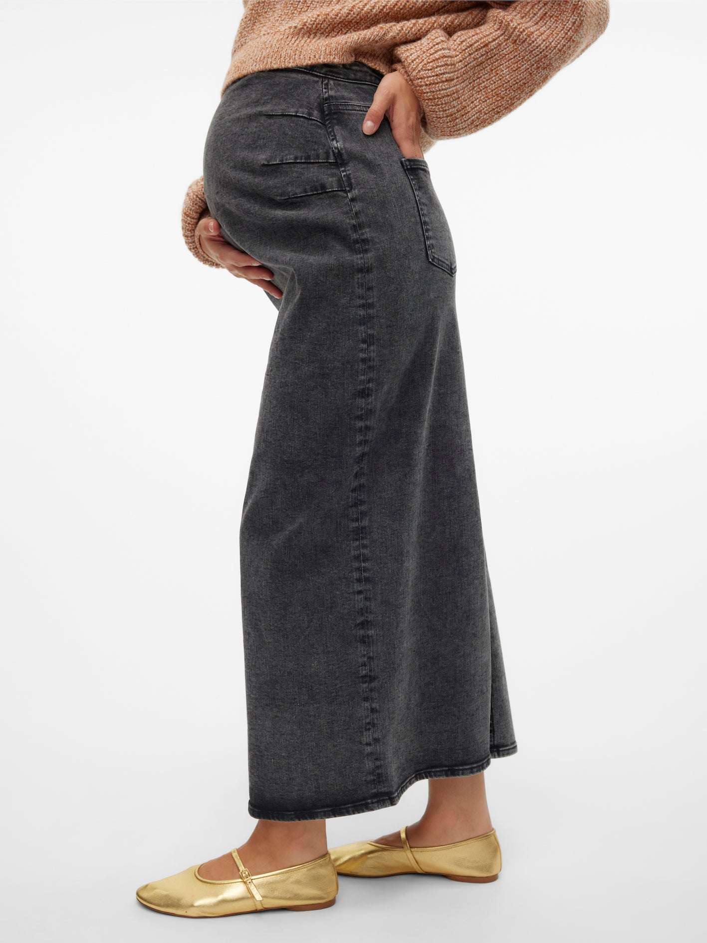 Mamalicious Maxi-Umstandsrock aus Denim Stoff im seitlichen Profil und 
 mit goldenen Schuhen. Bei Mutterkleid zu Kaufen. 