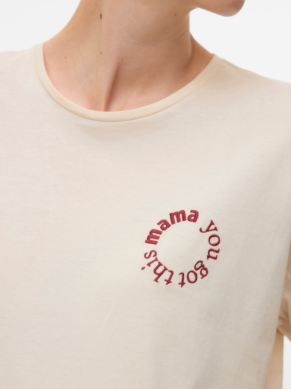 Mamalicious Detailansicht von Stickerei auf Umstandsshirt 