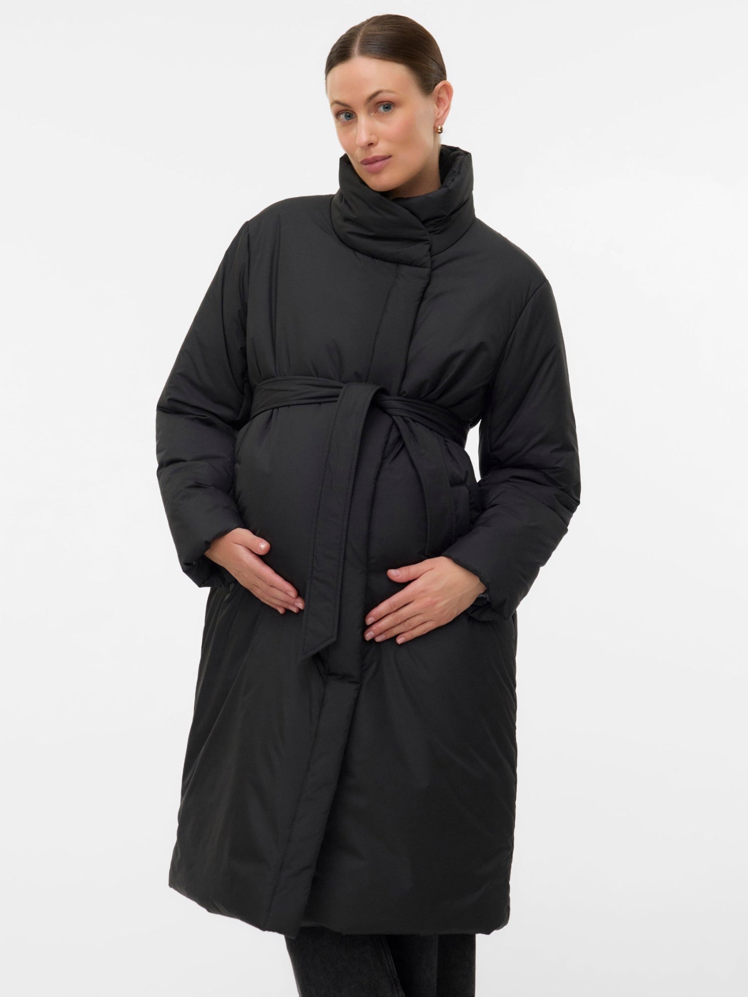 Schwarzer Mamalicious Umstandsmantel mit Gürtel, Stehkragen, Eingriffstaschen - elegante Frontansicht für Schwangerschaft. Umstandsjacke kaufen oder mieten