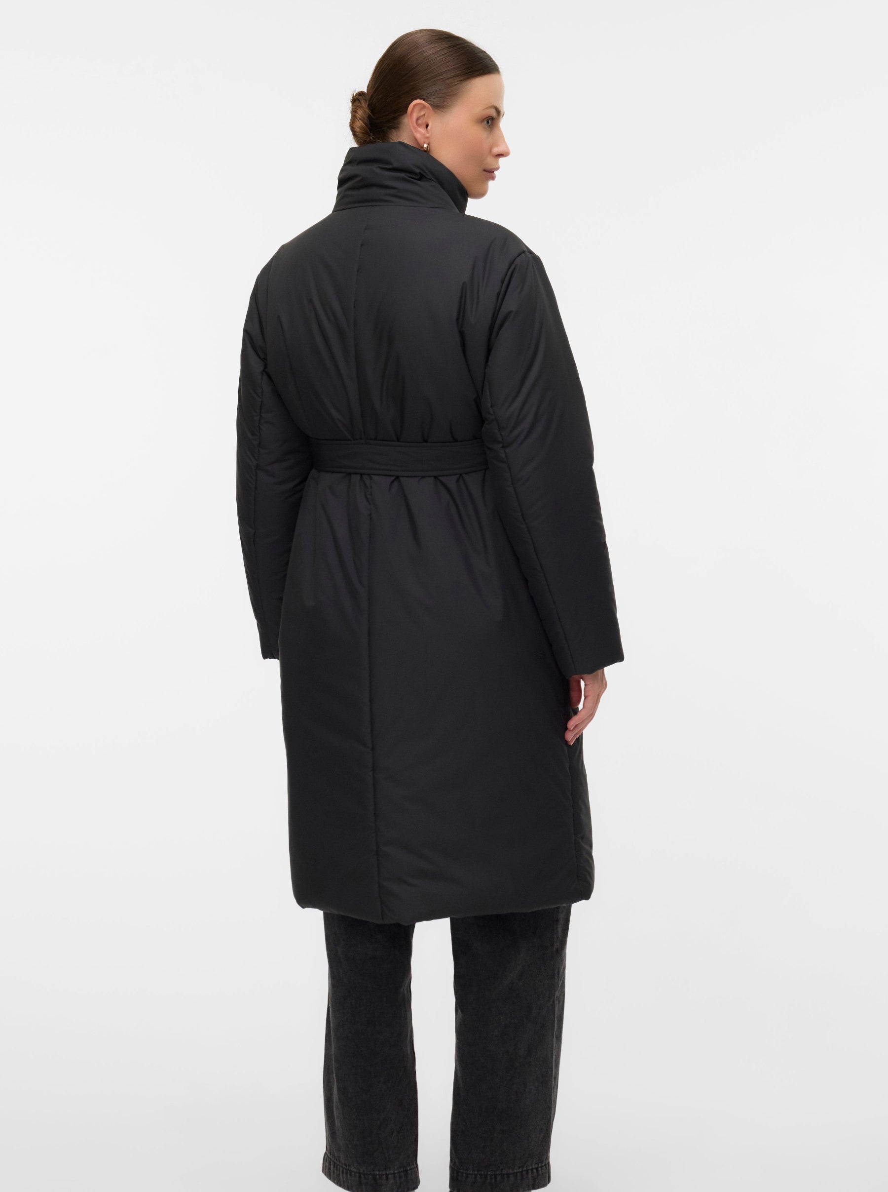 Rückansicht des Mamalicious Umstandsmantels in schwarz - gerader Schnitt mit Bindegürtel