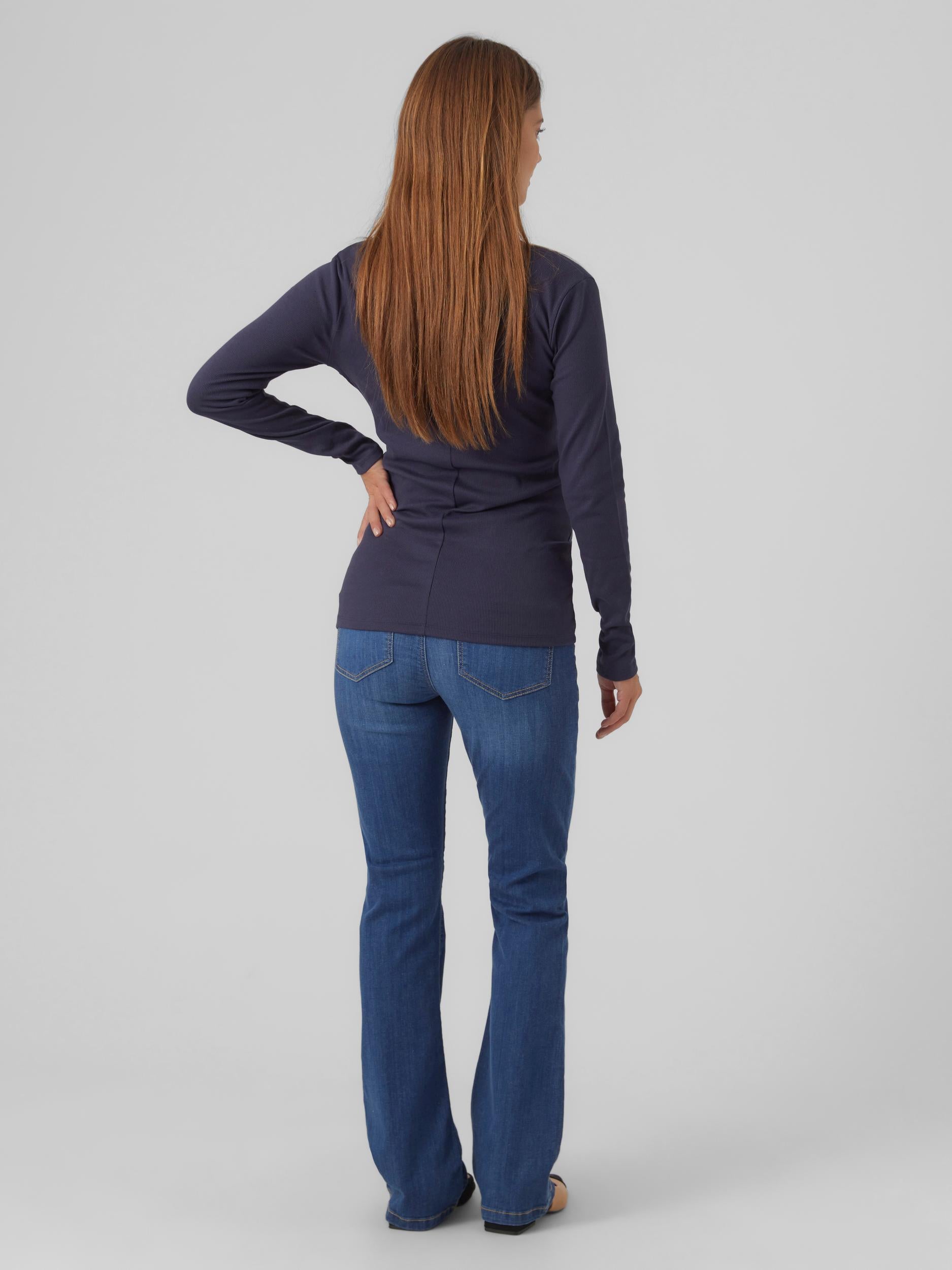 Mamalicious Umstandsjeans online kaufen und mieten bei Mutterkleid Denim blau mit ausgestelltem Bein Ziertaschen vorne und Eingrifftaschen hinten