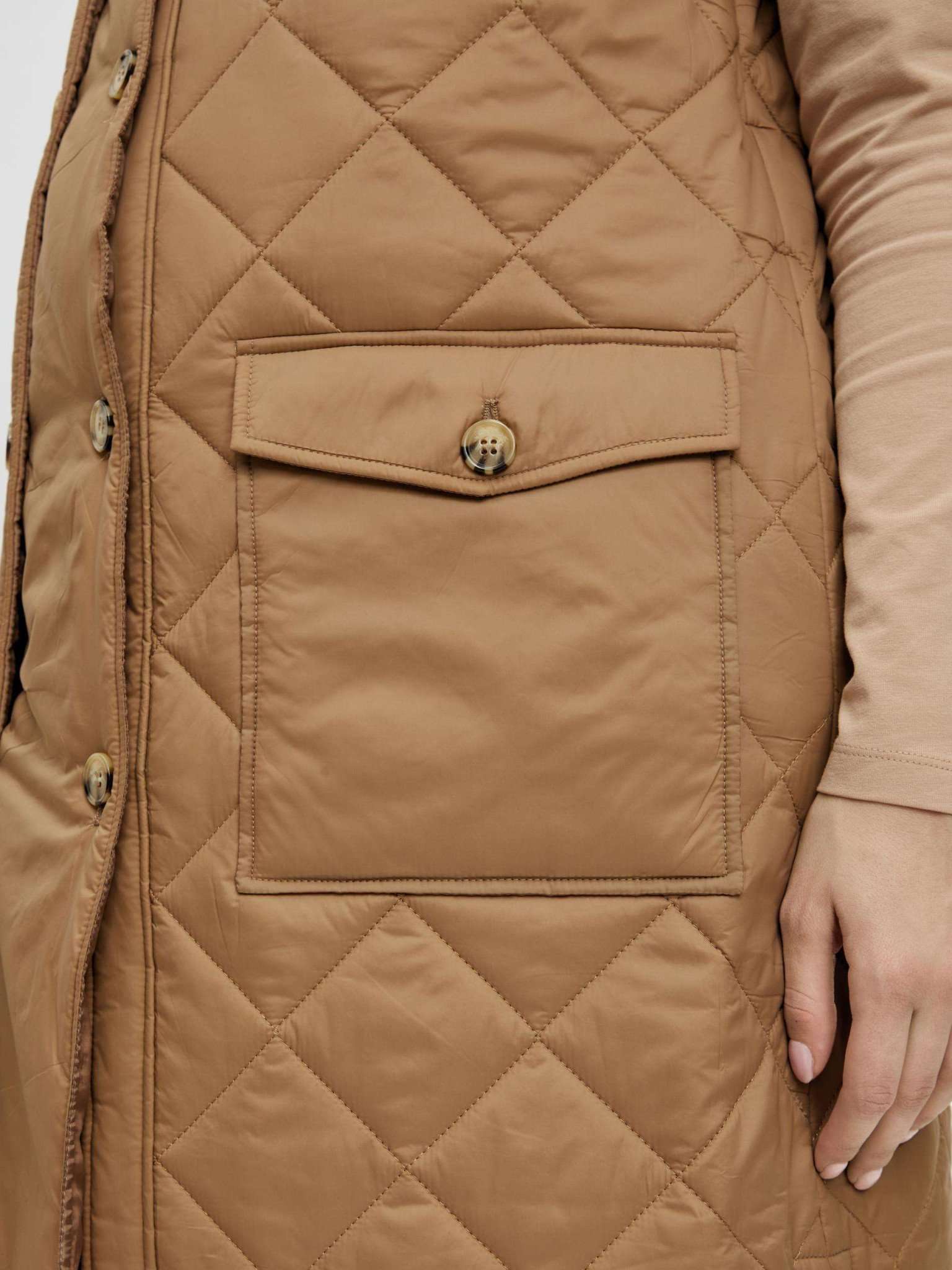 Aufgesetzte Seitentaschen bei der  Umstandsweste von Mamalicious. Jetzt bei Mutterkleid erhältlich.