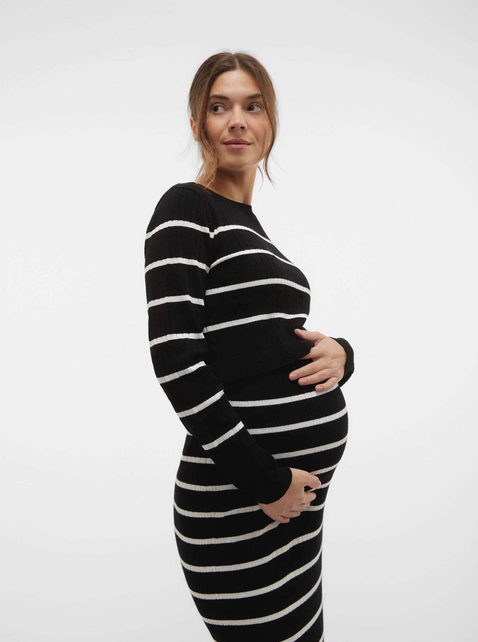Model zeigt schwarz weiss geringeltets Mamalicious Zweiteiler Umstandskleid. Bei Mutterkleid kaufen oder mieten.