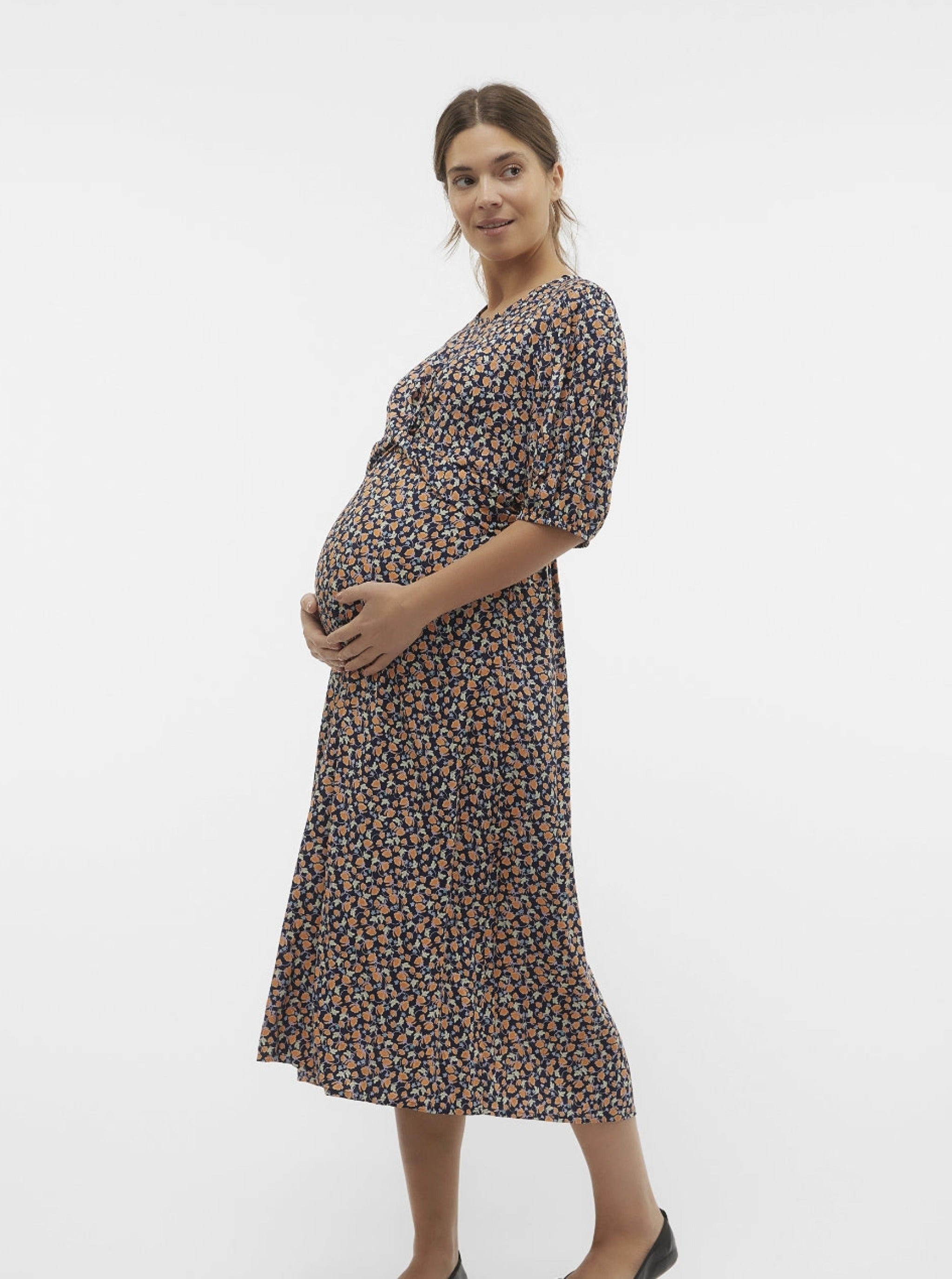 Mamalicious Umstandskleid leihen bei Mutterkleid. Kurzarm und Knotendetail, Model zeigt es von der Seite