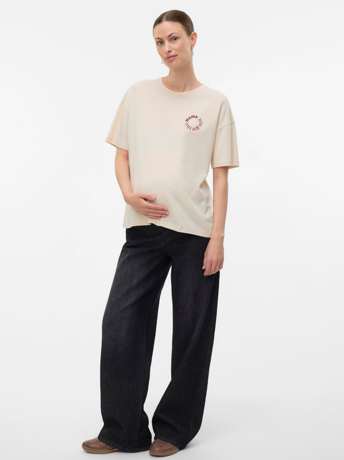 Mamalicious Umstandsshirt in beige mit dunkelroter Stickerei auf der Brust 