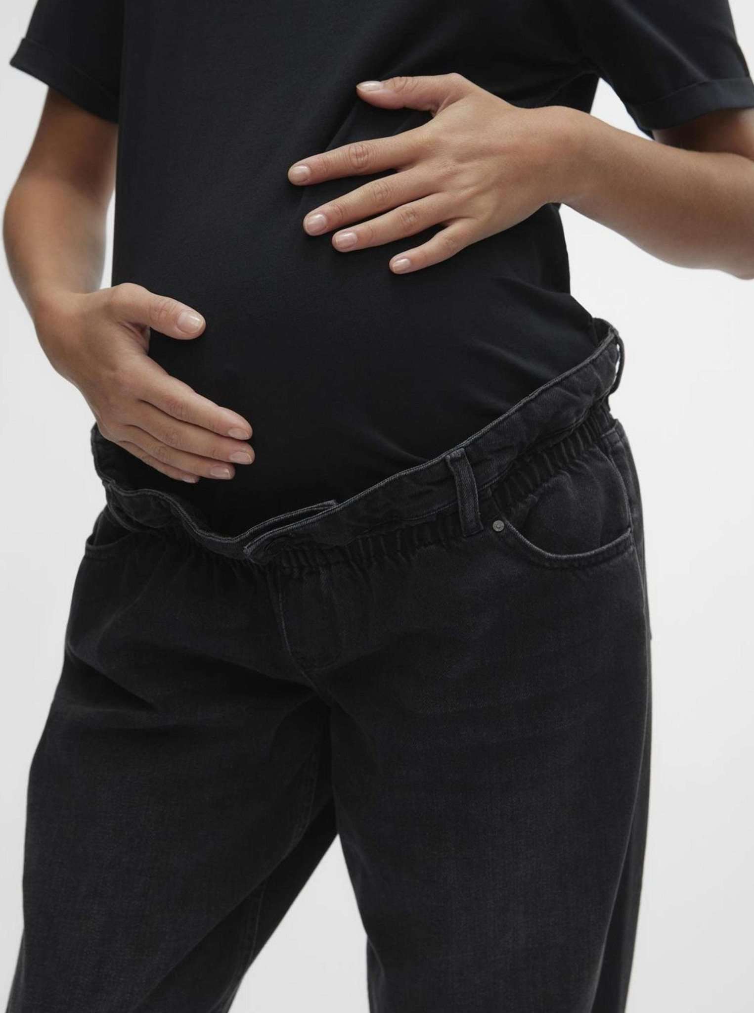 Mamalicious Umstandsjeans mieten bei Mutterkleid. Gummibund unter dem Bauch. Lässiger Schnitt