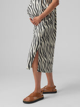 Lade das Bild in den Galerie-Viewer, Mamalicious Zebra Schwangerschaftskleid mieten und kaufen bei Mutterkleid mit seitlichem Gehschlitz
