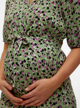 Lade das Bild in den Galerie-Viewer, Mamalicous Schwangerschaftskleid mieten und kaufen bei Mutterkleid mit Taillengummibund über dem Babybauch und abnehmbaren Gürtel
