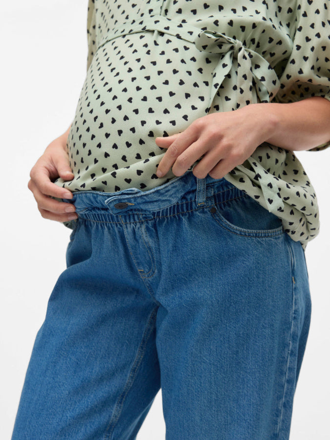 Umstandshose aus Jeansstoff von Mamalicious. Bequemer Sitz für den wachsenden Bauch. Bei Mutterkleid kaufen oder mieten.