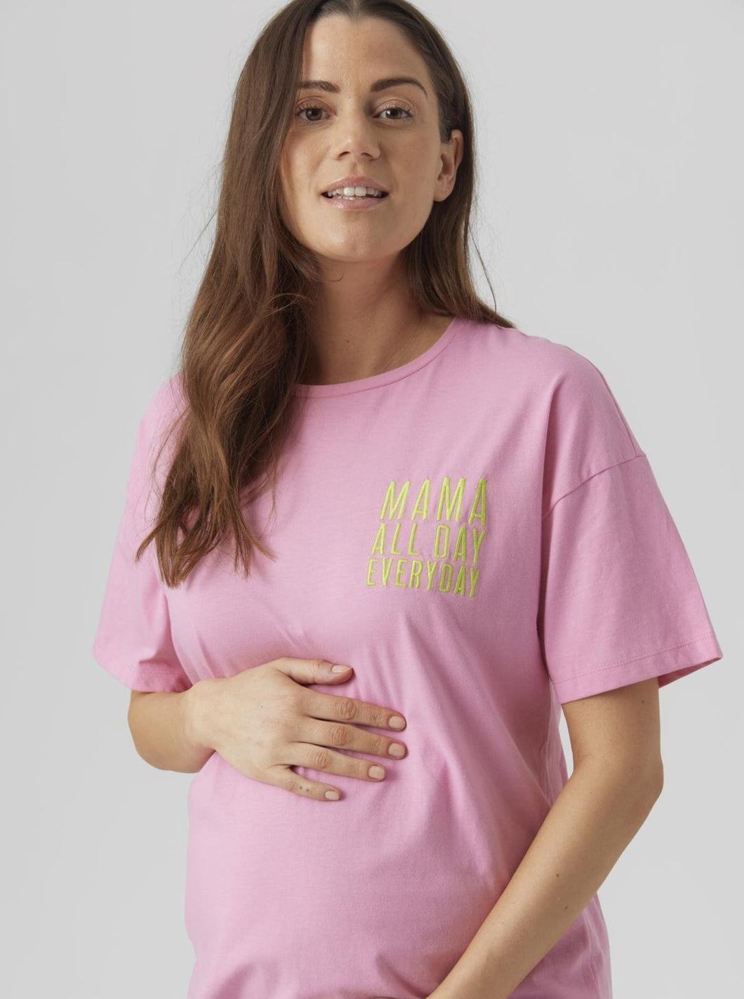 Mamalicious Umstandsshirt online kaufen pink mit neon Statement Stickerei bei Mutterkleid