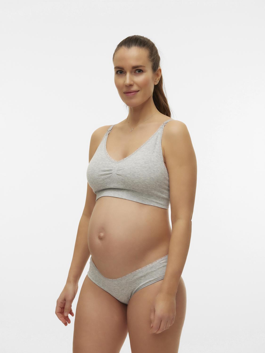Seitliche Ansicht eines dunkelhaarigen Models das Mamalicious Still BH in Grau zeigt. Bei Mutterkleid online shoppen