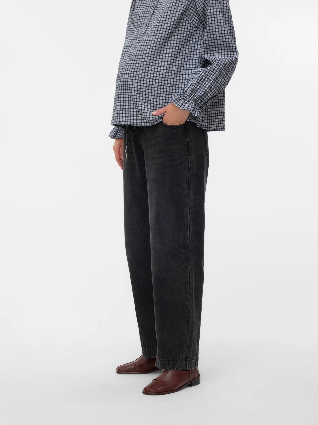 Mamalicious weite Jeans für die Schwangerschaft. Schwangere Frau mit Baggy Jeans. Kaufe oder miete deine Mode bei Mutterkleid 