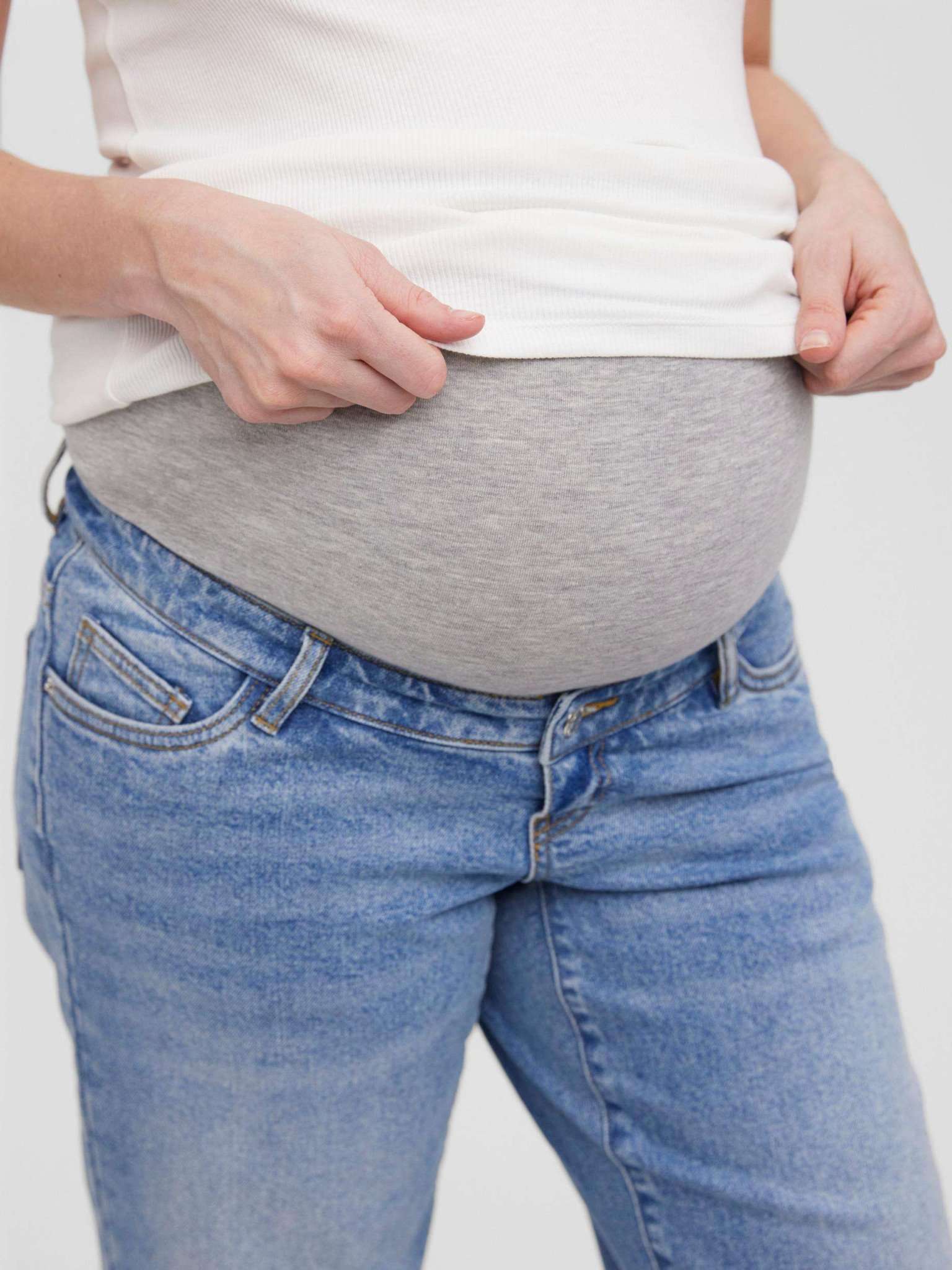 Mom Jeans (Umstandsmode) mit elastischem Bauchband in grau von Vero Moda Maternity bei Mutterkleid monatlich mieten oder online kaufen, Farbe blau 