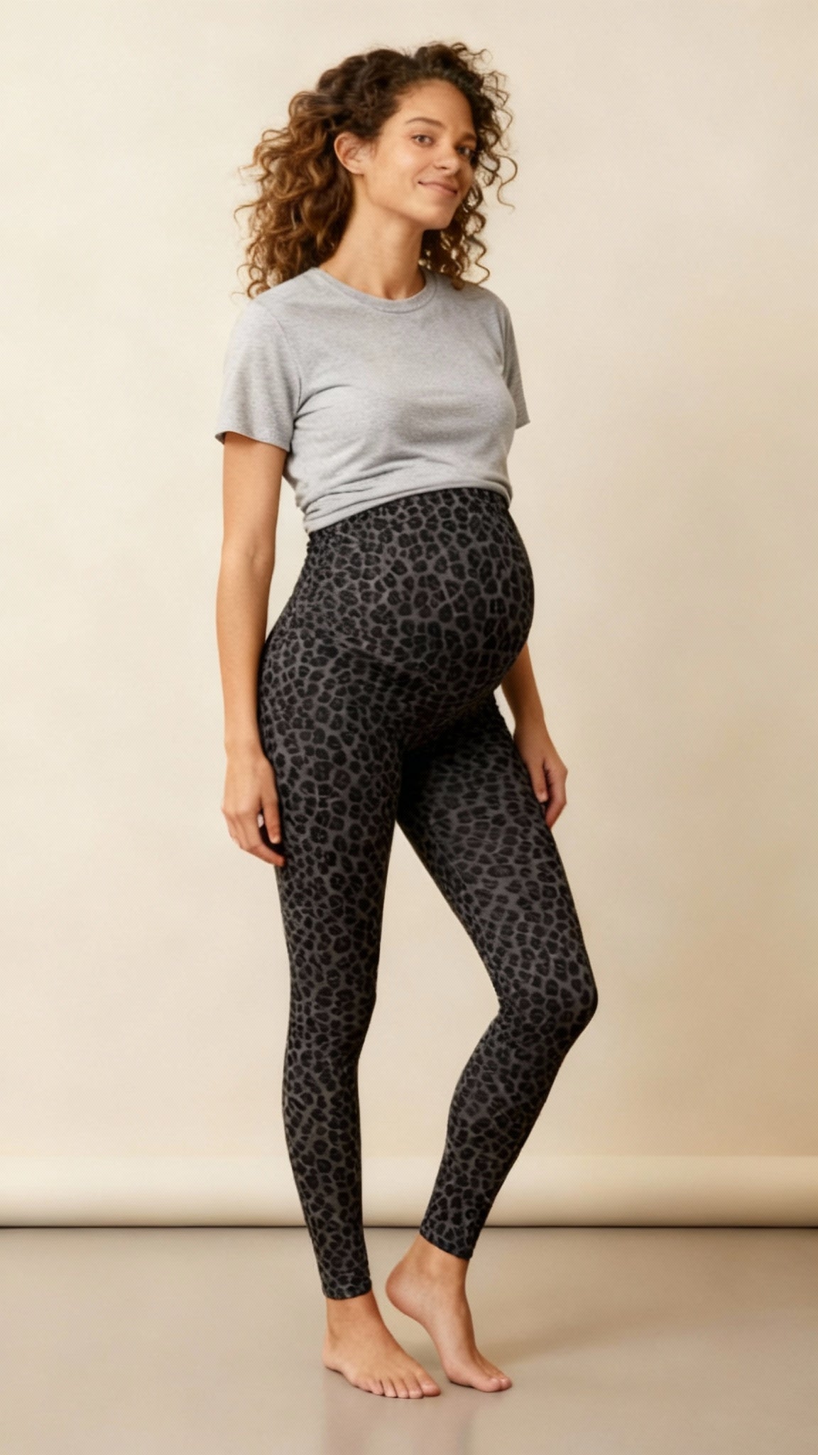 Mutterkleid x Womatics Leoprint Umstandsleggings seitliche Aufnahme - schwangere Frau trägt dazu graues Umstands T-Shirt