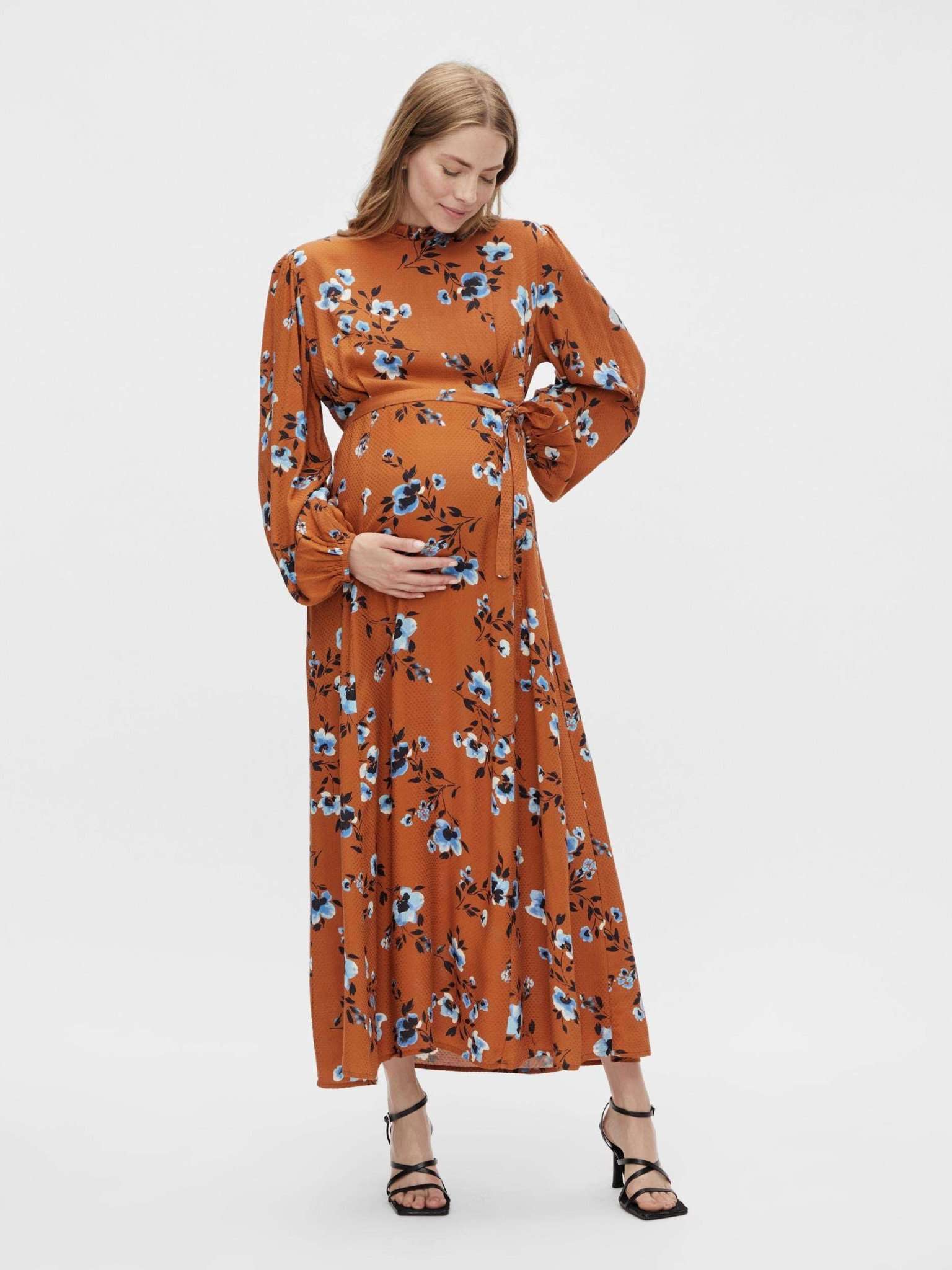 Mamalicious Umstandskleid online kaufen und leihen in hellem braun mit Floralprint und langen Ärmeln, Stehkragen, Schlitz am Rücken und Knopf bei Mutterkleid AW22