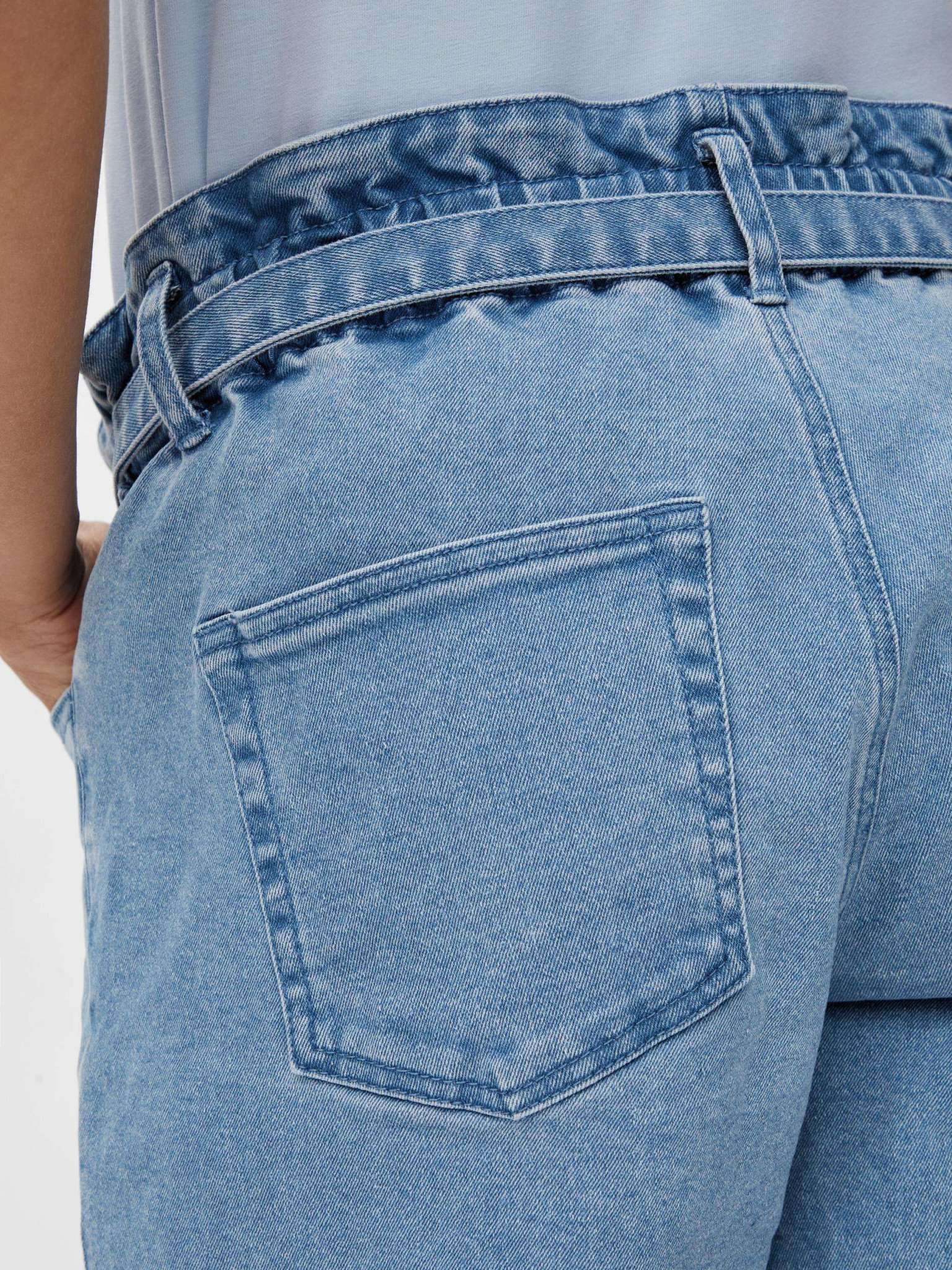 Detailaufnahme Denim-Umstandsshorts von Mamalicious bei Mutterkleid mieten oder online kaufen, elastischer Gummibund für viel Platz für den wachsenden Babybauch