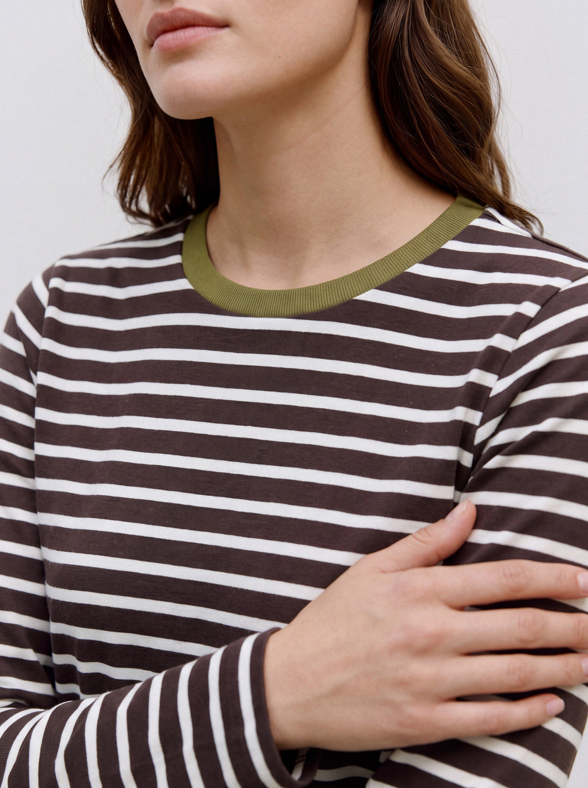 Detailansicht des gestreiften Umstands-Longsleeves aus Baumwolle mit grünem Rundhalsausschnitt