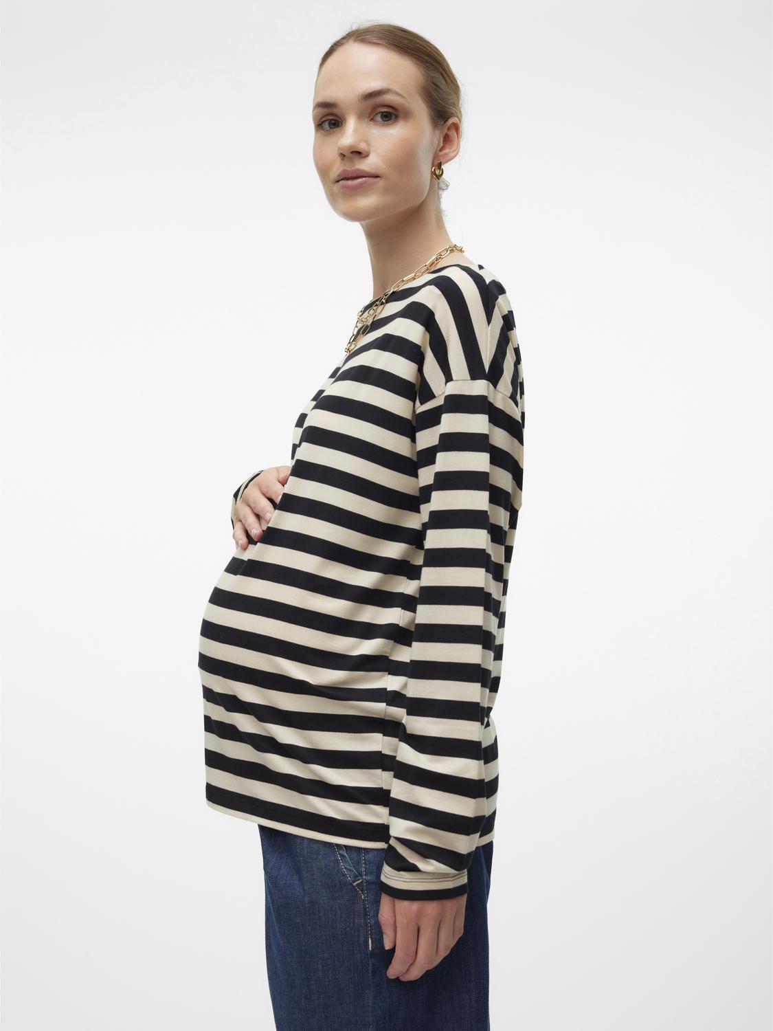 Schwangere bald Mama legt ihre Hand auf ihren Babybauch und trägt ein gestreiftes Lyocell Langarmshirt für die Schwangerschaft