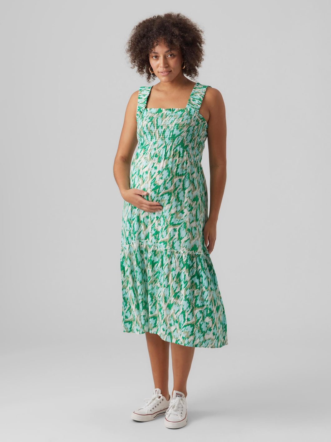 Vero Moda Maternity Umstandskleid online kaufen und mieten bei Mutterkleid Freizeitkleid grün Allover Print Hängerchen ohne Arm aus nachhaltiger Viskose mit Volantsaum