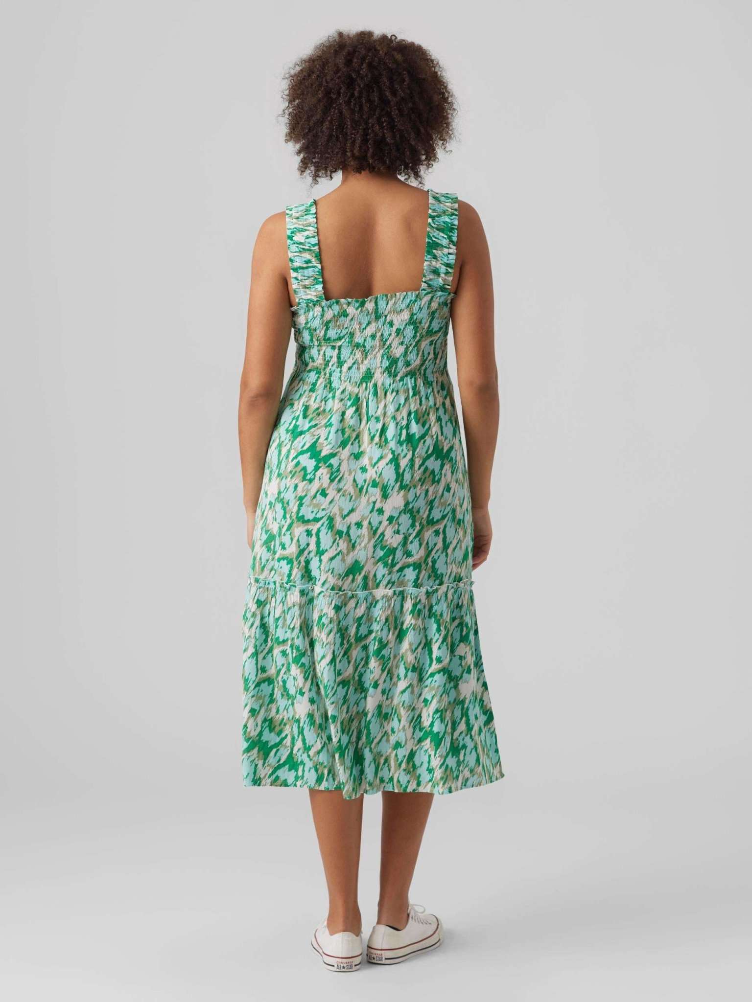 Vero Moda Maternity Umstandskleid online kaufen und mieten bei Mutterkleid Sommerkleid grün Allover Print mit breiten Trägern Smokdetail im Brustbereich aus nachhaltiger Viskose Volantsaum