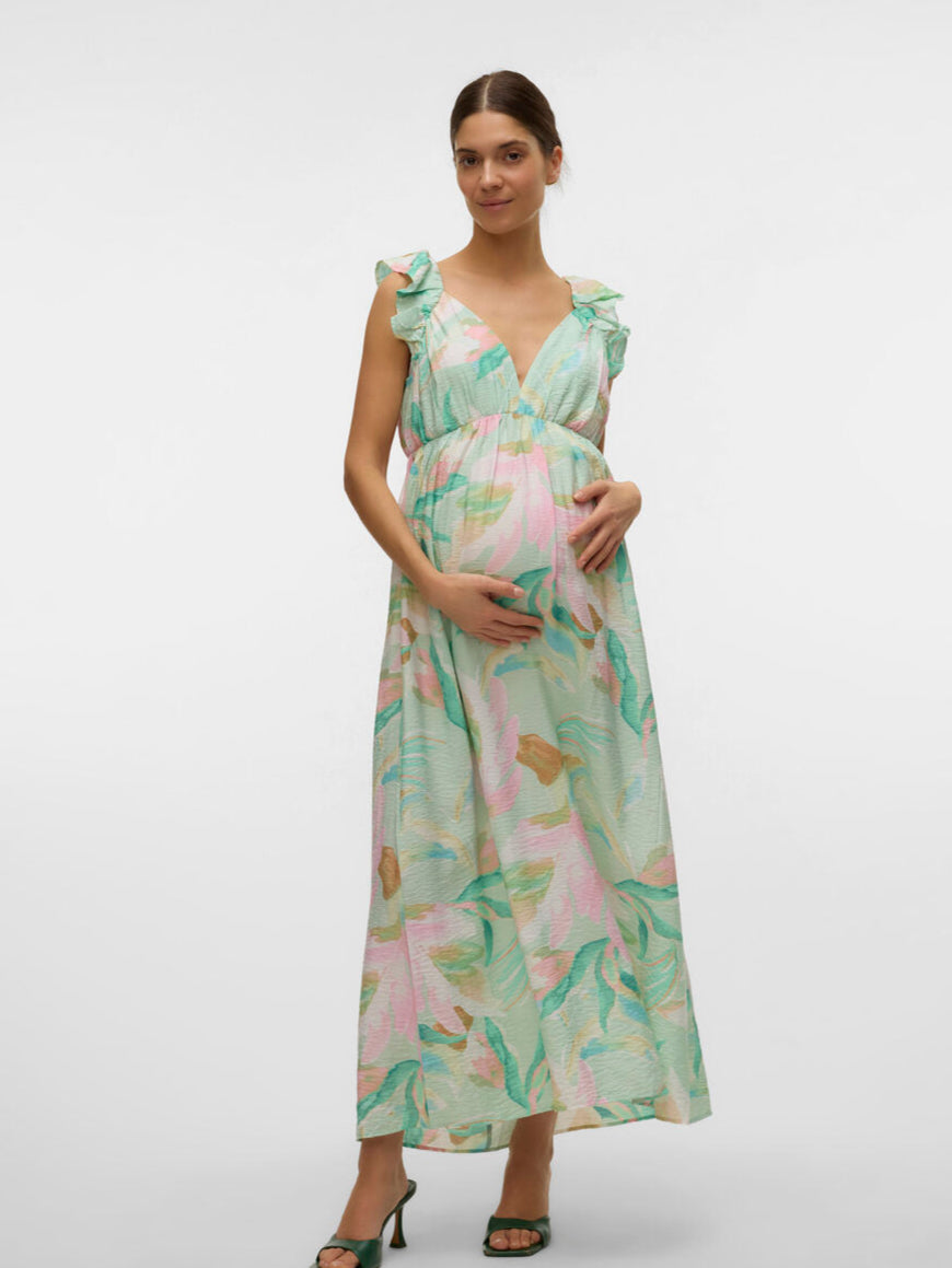 Model zeigt in Ganzkörperaufnahme das Vero Moda Maternity Umstandskleid von vorne, bei Mutterkleid.de kaufen