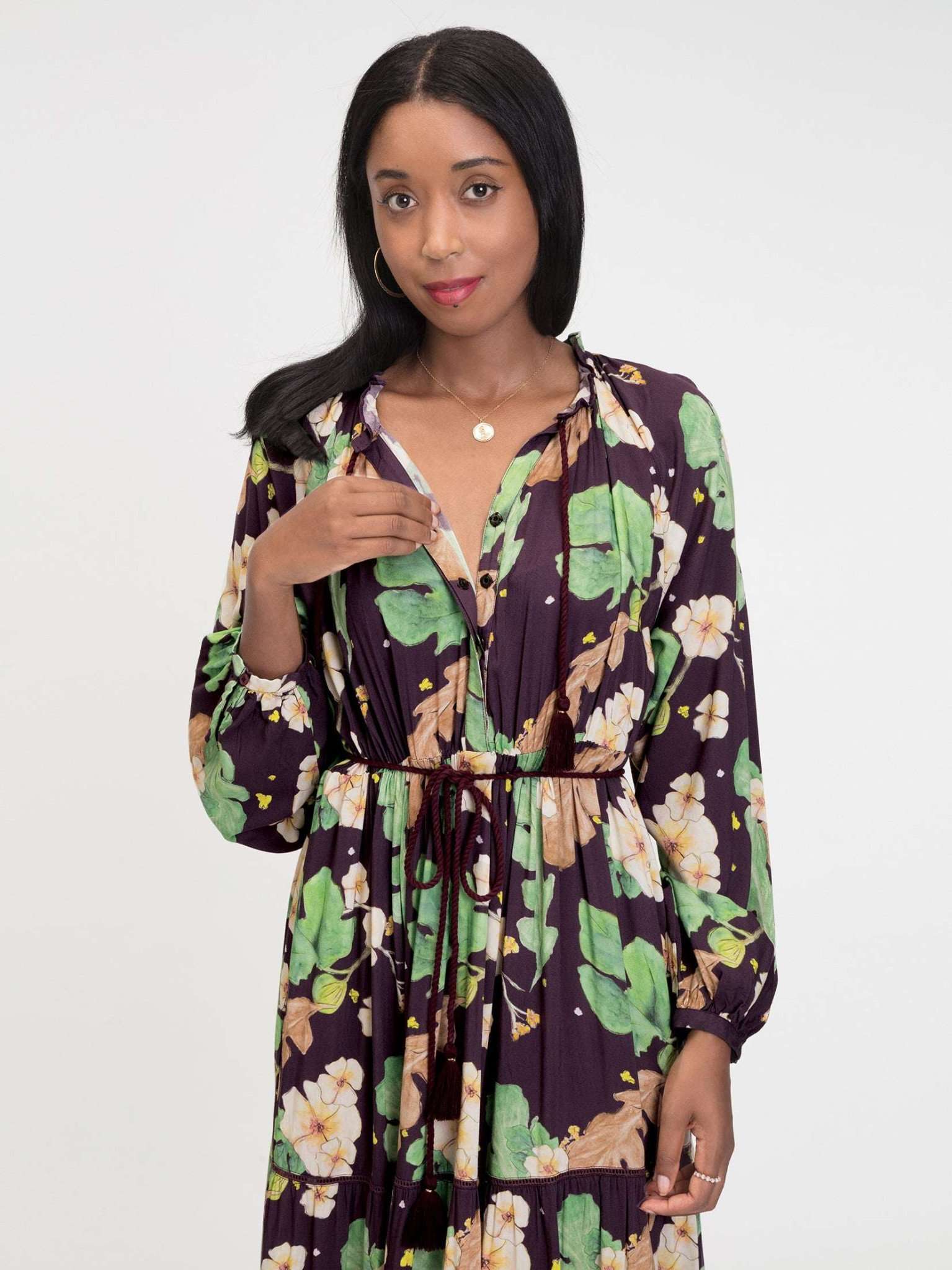 Mutterkleid Umstands- und Stillkleid von Mara Mea in Maxilänge mit auberginefarbenen Blumenprint zum Stillen geeignet dank Knöpfen online mieten