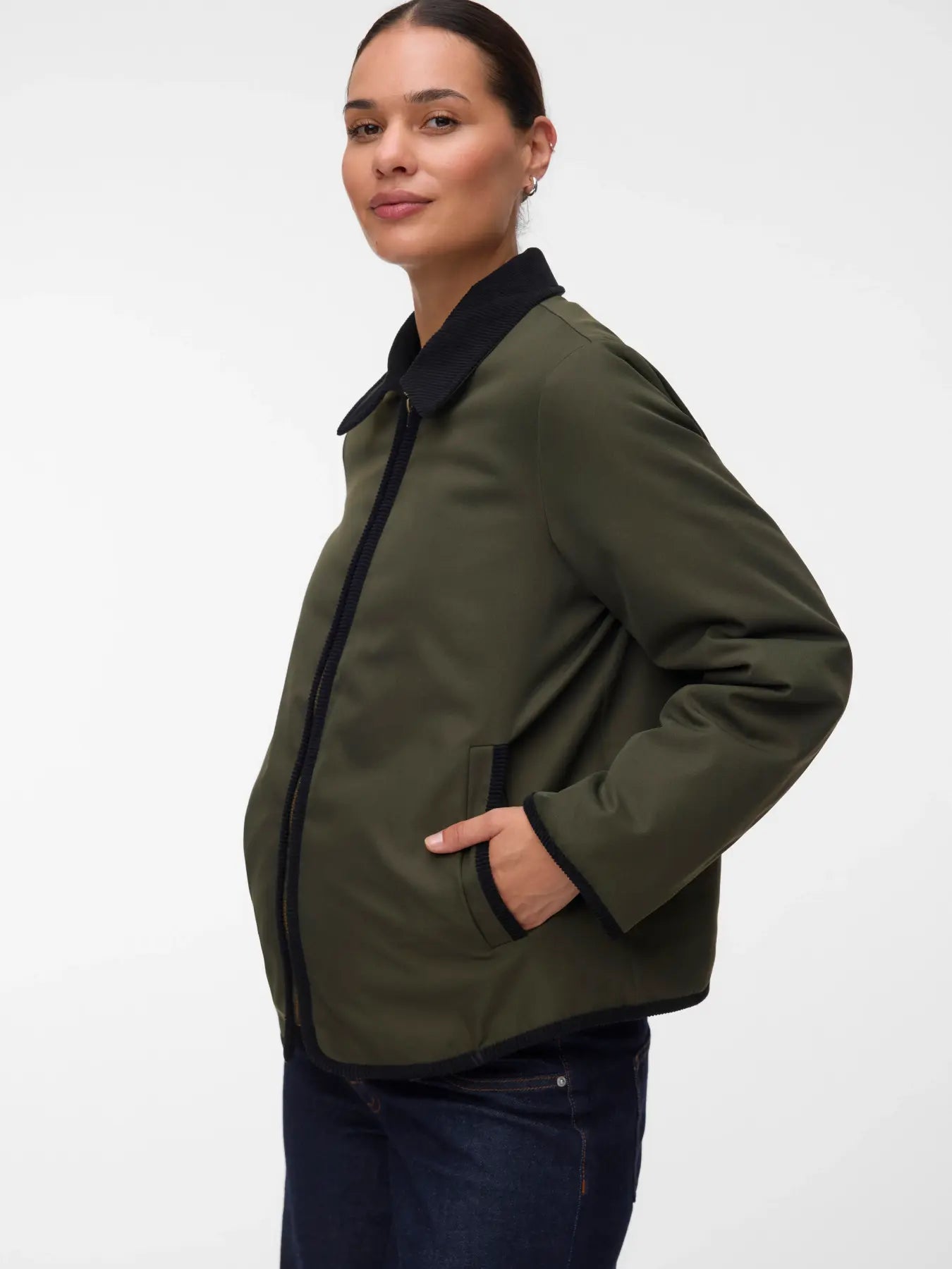 Kurze Jacke mit Cordkragen und Trageeinsatz