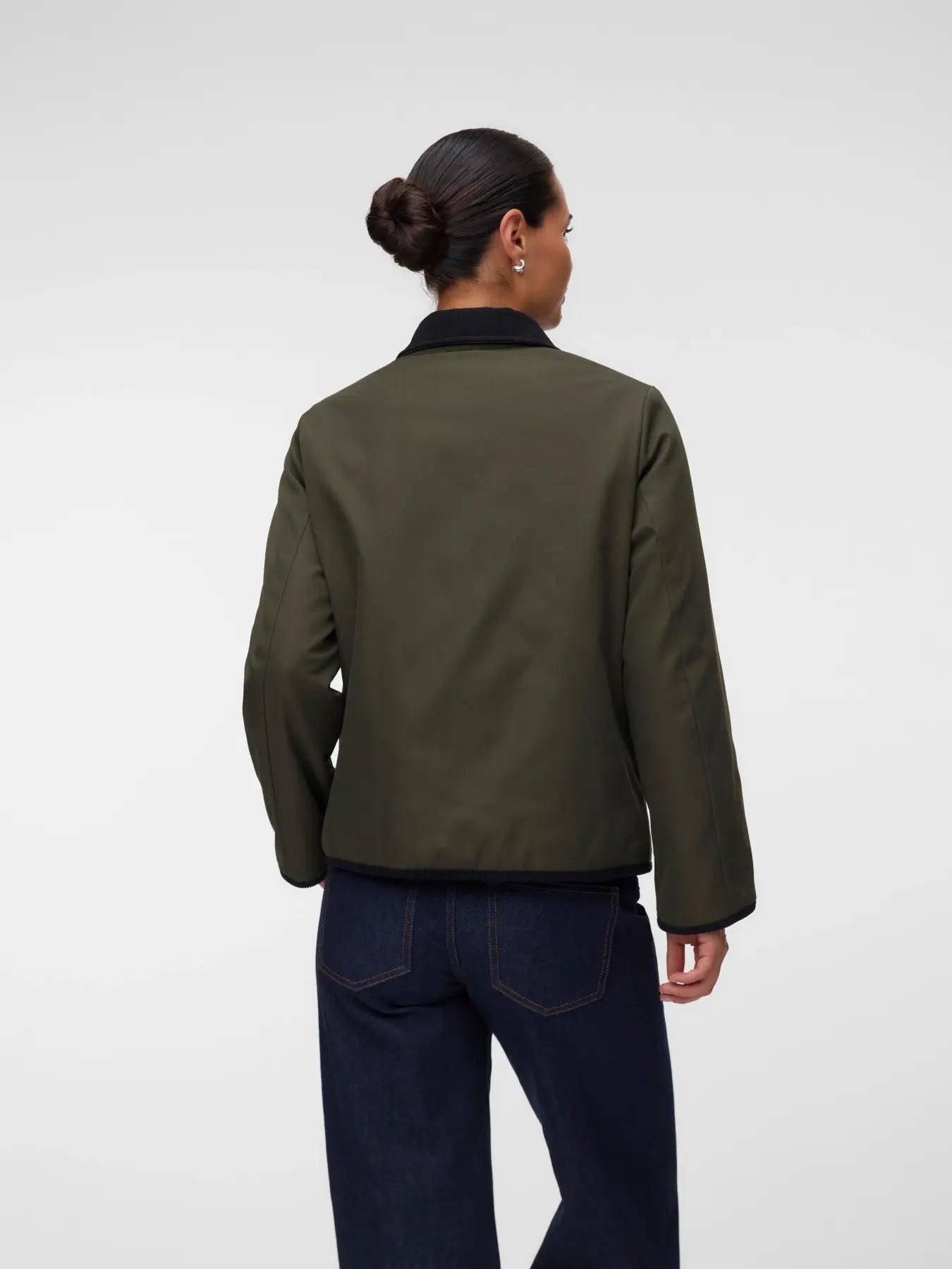 Kurze Jacke mit Cordkragen und Trageeinsatz