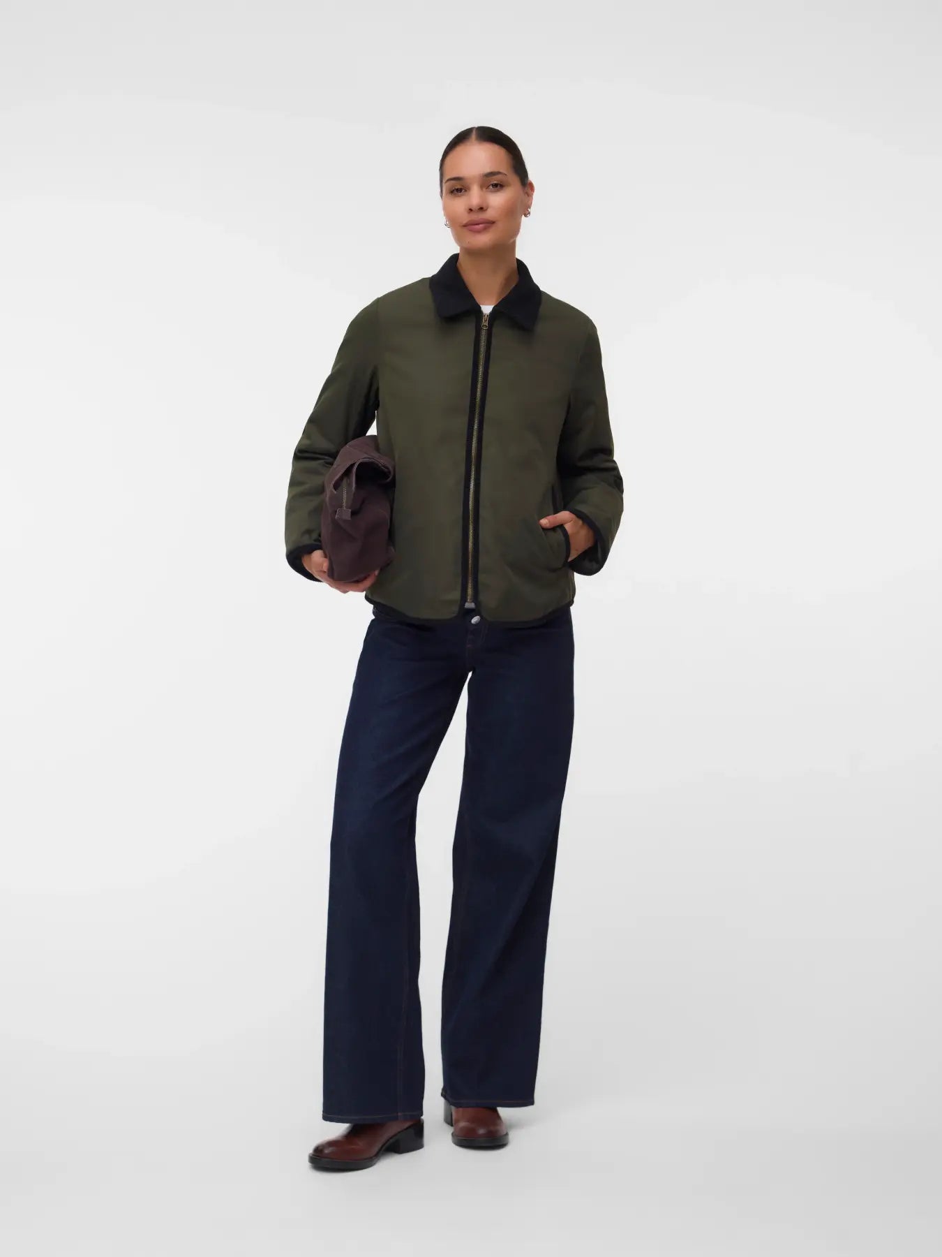 Kurze Jacke mit Cordkragen und Trageeinsatz
