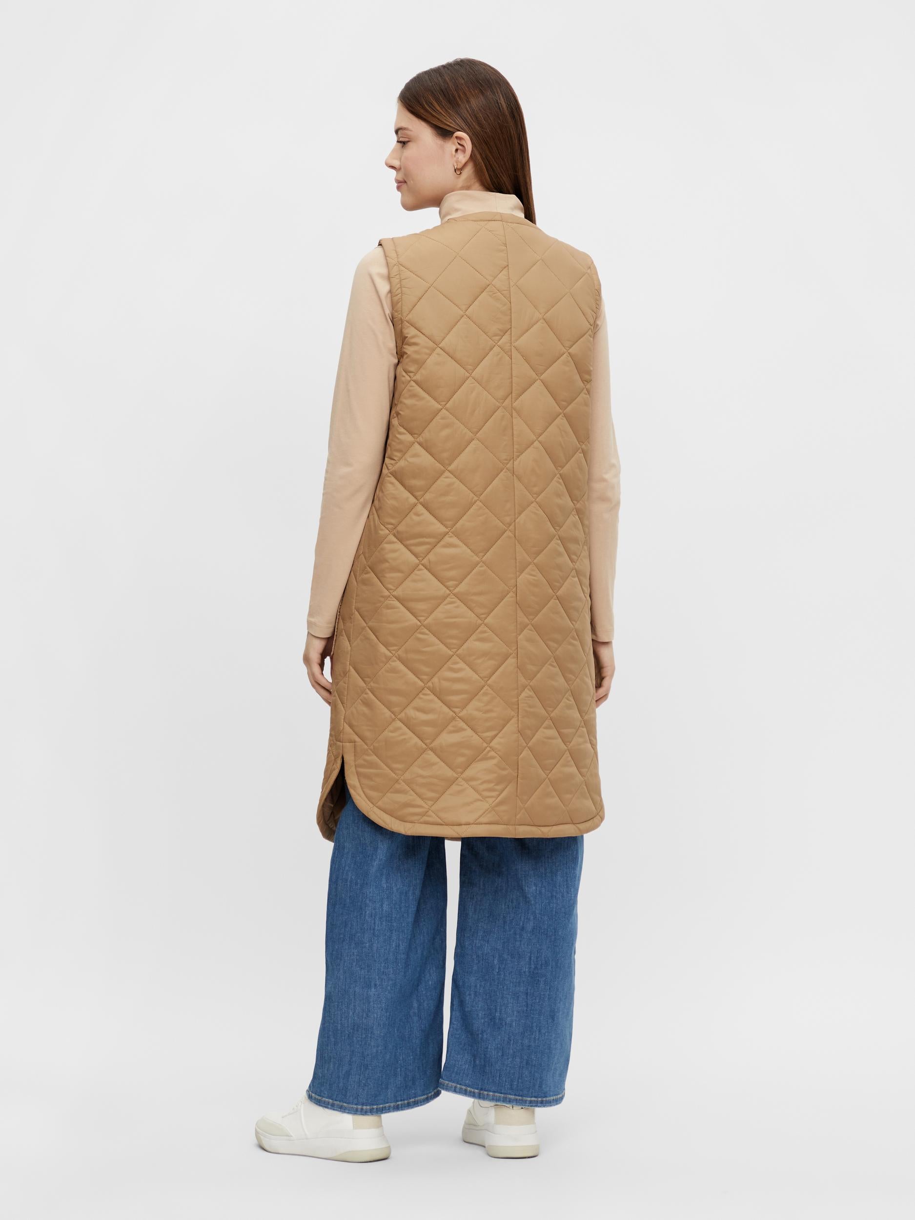 Umstands-Steppweste von Mamalicious in der Rückenansicht ohne Gürtel dargestellt. Bei Mutterkleid erhältlich zum Kaufen oder Mieten.