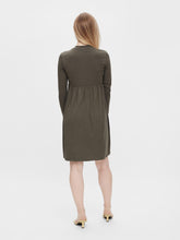 Lade das Bild in den Galerie-Viewer, Mutterkleid Basic Umstandskleid aus Bio-Baumwolle von Mamalicious in khaki mit erhöhter Taillennaht langem Arm und Turtleneck
