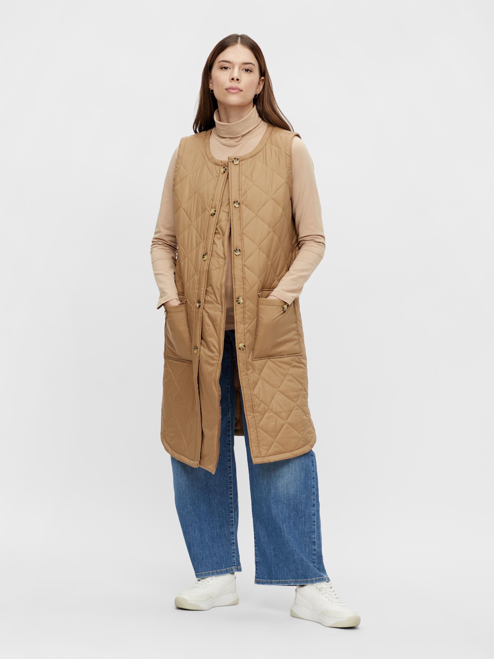Weiche Steppweste von Mamalicious in Karamell hier in der Vorderansicht. Gut kombinierbar und bei Mutterkleid erhältlich.