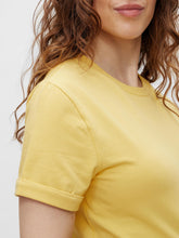 Lade das Bild in den Galerie-Viewer, Mutterkleid Mamalicious Umstands-T-Shirt mit Rundhalsausschnitt in gelb
