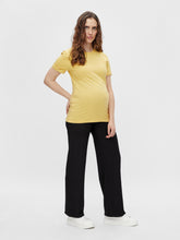 Lade das Bild in den Galerie-Viewer, Mutterkleid legeres  Mamalicious Umstands-T-Shirt in gelb mit Rundhalsausschnitt und fixierten Ärmelumschlägen
