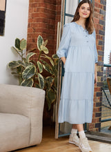 Lade das Bild in den Galerie-Viewer, Isabella Oliver Umstandskleid hellblau mit fließendem Volant bei Mutterkleid online kaufen oder monatlich mieten, Knöpfe am Oberteil ermöglichen das Stillen
