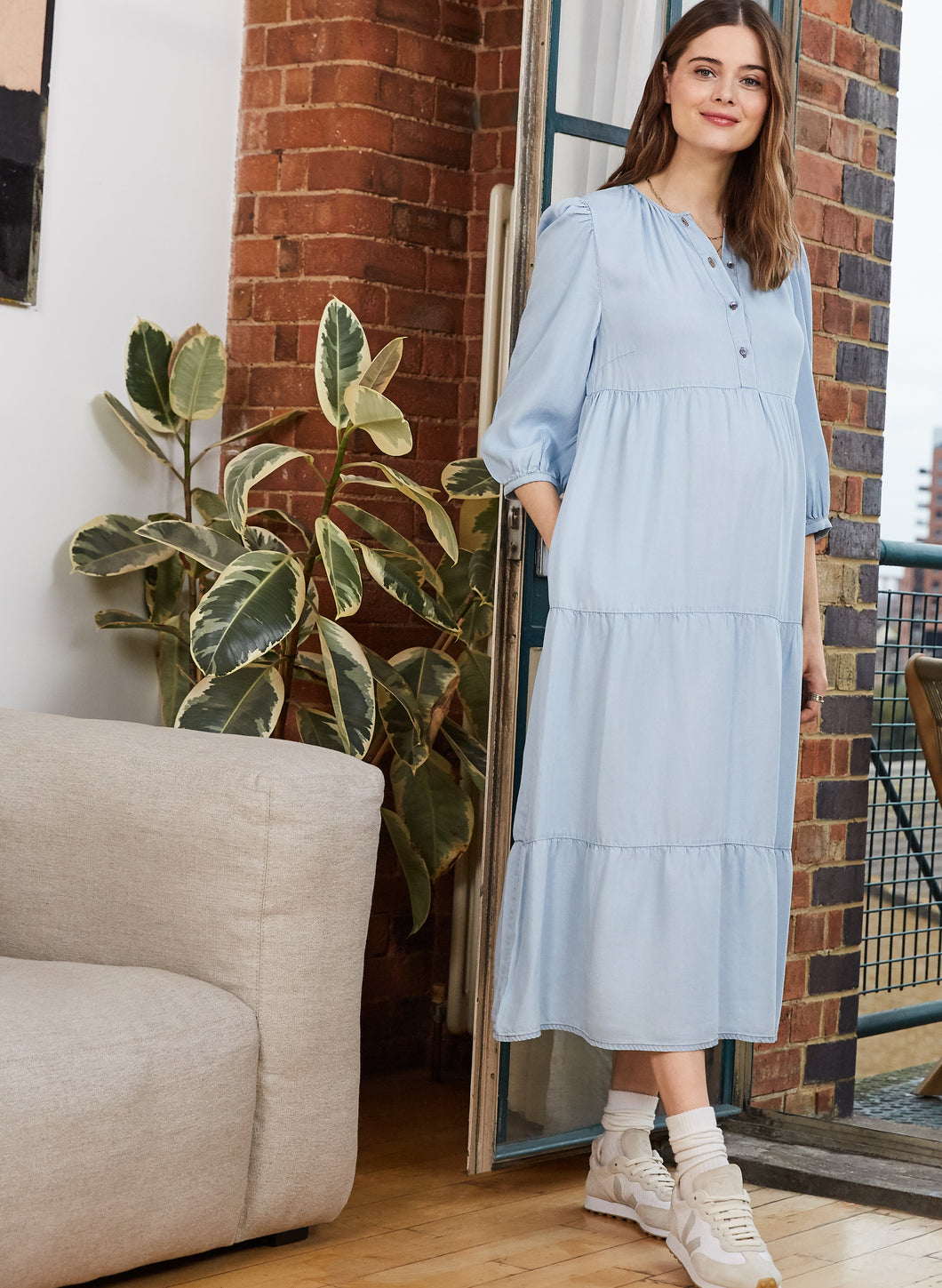 Isabella Oliver Umstandskleid hellblau mit fließendem Volant bei Mutterkleid online kaufen oder monatlich mieten, Knöpfe am Oberteil ermöglichen das Stillen