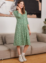 Lade das Bild in den Galerie-Viewer, Umstandskleid in Wickeloptik grün bei Mutterkleid online kaufen oder mieten, Isabella Oliver, V-Neck, stillfreundlich, weißer Allover-Blumenprint
