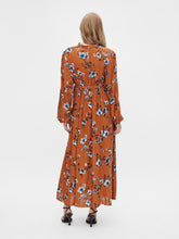 Lade das Bild in den Galerie-Viewer, Mamalicious Maxi Umstandskleid online kaufen und mieten bei Mutterkleid XL-Blumenprint, aus fließender Viskose, mit Stehkragen und Schlitz mit Knopf am Rücken
