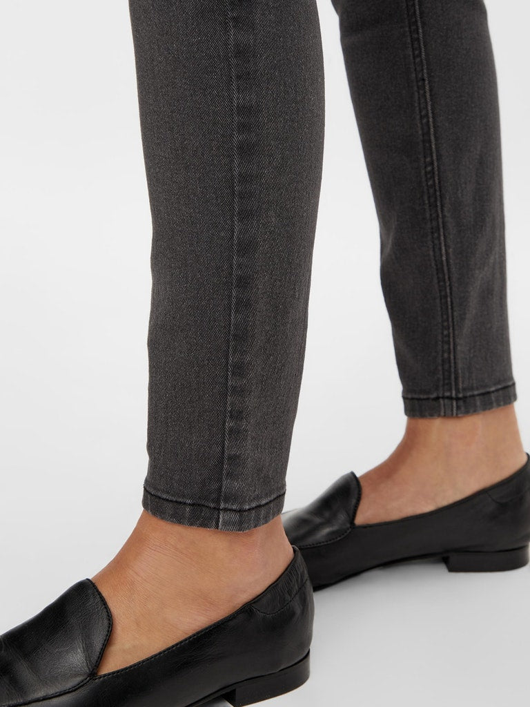 Skinny Fit Umstandsjeans grau online kaufen oder mieten bei Mutterkleid von der Maternity Brand Mamalicious
