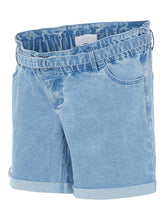 Lade das Bild in den Galerie-Viewer, Jeans-Umstandsshorts blau von Mamalicious mit elastischem Gummibund, Gürtel in Jeansoptik und Eingrifftaschen bei Mutterkleid mieten oder online kaufen

