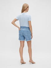 Lade das Bild in den Galerie-Viewer, Mamalicious Jeans-Shorts für die Schwangerschaft blau mit Eingrifftaschen vorne und Taschen hinten bei Mutterkleid mieten oder online kaufen
