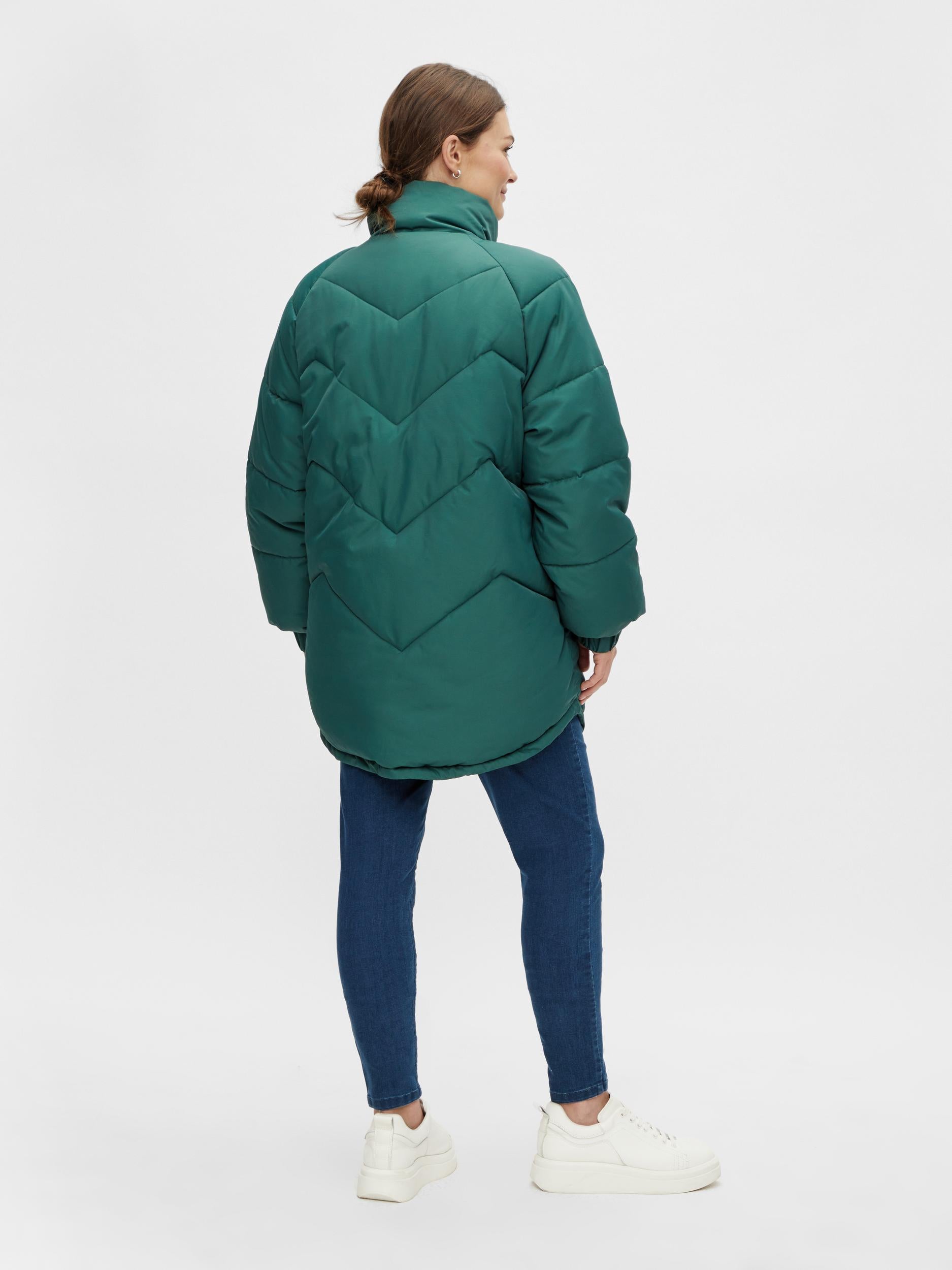 Gesteppte Mamalicious Umstandsjacke online kaufen und mieten bei Mutterkleid, grün, geschwungener Saum, Street-Style, lässiges warmes Winter-Piece für jeden Tag
